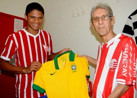 Em 2013, Douglas Costa, lateral do Náutico, comemorou com Nado, sua convocação para Seleção Brasileira. Depois de alguns, o ex-ponta do Timbu faleceu em Olinda-PE. Foto Site Oficial do Náutico. 