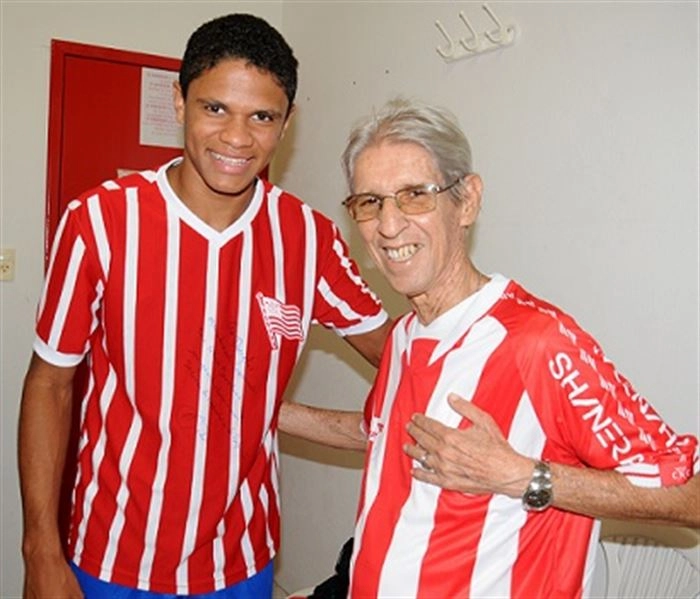 Honrando as cores alvirrubro, Douglas Costa, convocado para Seleção em 2013 e Nado, em 1966. Foto Simone Villar/Site Oficial