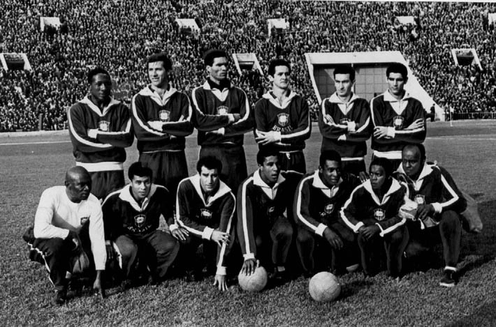 Equipe brasileira que começou o jogo amistoso contra a União Soviética em partida disputada no Estádio Luzhniki, em Moscou. Vitória do Brasil por 3 a 0, com dois gols de Pelé e um de Flávio Minuano. Em pé, da esquerda para a direita: Djalma Santos, Bellini, Manga, Orlando Peçanha, Dudu e Rildo. Agachados: Mário Américo, Jairzinho, Gérson, Flávio Minuano, Pelé e Paraná. Foto enviada por Roberto Saponari