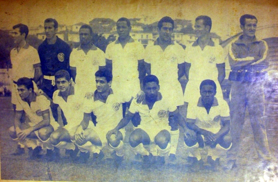 Da esquerda para a direita, em pé: Gibe, Walter, Julião, Odorico, Salvador, Nestor e um membro da comissão técnica. Agachados: Afonsinho, Cabralzinho, Picolé, Bazaninho e Paraná. Foto enviada por  Walter Peres