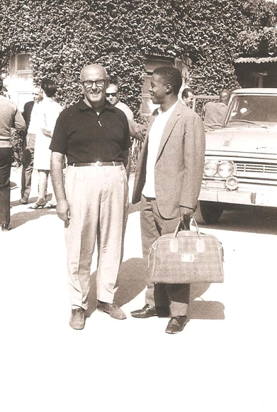 Paraná, à direita, com sua bagagem de mão, chegando à concentração da Seleção Brasileira em Teresópolis-RJ, em 1966. Foto: arquivo pessoal de Valdir Joaquim de Moraes