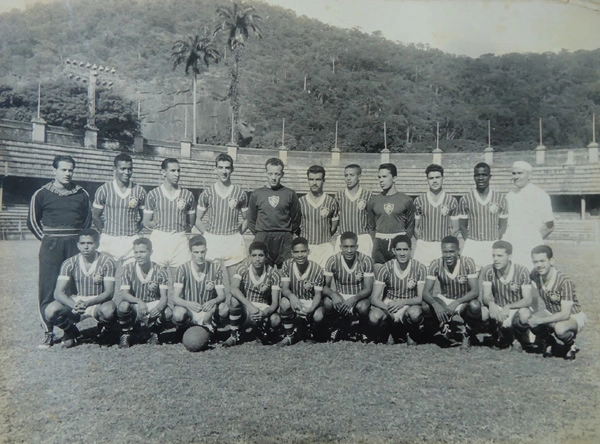 Fluminense, campeão invicto do Torneio Rio-São Paulo de 1957. Da esquerda para a direita, em pé: Silvio Pirilo, Clóvis, Jair Santana, Roberto, Vitor Gonzalez (goleiro paraguaio que jogou no Flu), Ivan (ex-América-RJ), Altair, Alberto, Cacá e Beto. Agachados: Alecir, Paulinho, Telê Santana, Jair Francisco, Robson (o Pequeno Polegar), Valdo, Léo Briglia, Escurinho, Osvaldo e Djair. Foto enviada por José Eustáquio