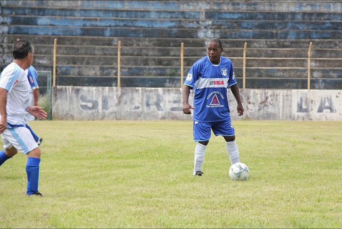 Futebol Setentão, evento realizado no dia 03 de março de 2013 no Cerecamp, em Campinas, antigo campo da Mogiana, somente com jogadores acima de 70 anos de idade. A organização do encontro foi de Ariovaldo Isac, Marcos Geraldo de Sá, Roberto Sartório e Norimiti Higa (também como patrocinador, estampando as camisas). Paraná, de uniforme azul, domina a bola e já procura um companheiro para o lançamento. Foto enviada por Norimiti Higa