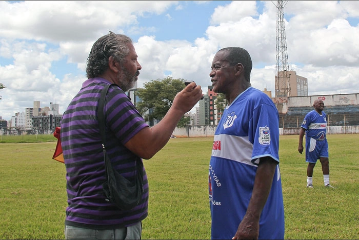 Futebol Setentão, evento realizado no dia 03 de março de 2013 no Cerecamp, em Campinas, antigo campo da Mogiana, somente com jogadores acima de 70 anos de idade. A organização do encontro foi de Ariovaldo Isac, Marcos Geraldo de Sá, Roberto Sartório e Norimiti Higa (também como patrocinador, estampando as camisas). Paraná, à direita, sendo entrevistado por um repórter. Foto enviada por Norimiti Higa