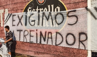 Torcedores cobraram a chegada de um novo treinador no Timão. Foto: Twitter @vessoni