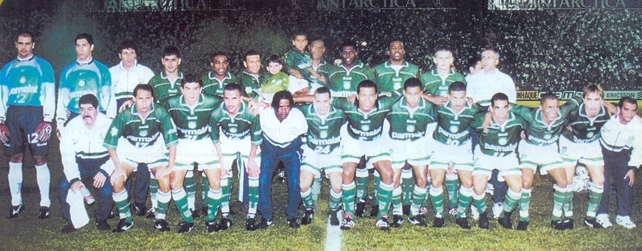 Palmeiras, em 1999. Da esquerda para a direita, em pé: Marcos, Sérgio, Arce, César Sampaio, Agnaldo, Júnior Baiano, Cléber, Roque Júnior e Galeano. Agachados: Evair, Rubens Júnior, Rogério, Euller, Oseás, Júnior, Alex, Zinho, Jackson e Paulo Nunes. Foto: Revista oficial do Palmeiras