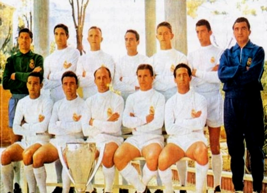Time do Real Madrid, campe&atilde;o espanhol da temporada 1960/61. Em p&eacute;, da esquerda para a direita: Vicente, Marquitos, Santamaria, Casado, Vidal Pachin e Miguel Mu&ntilde;os (t&eacute;cnico). Sentados: Can&aacute;rio, Del Sol, Di St&eacute;fano, Puskas e Gento
