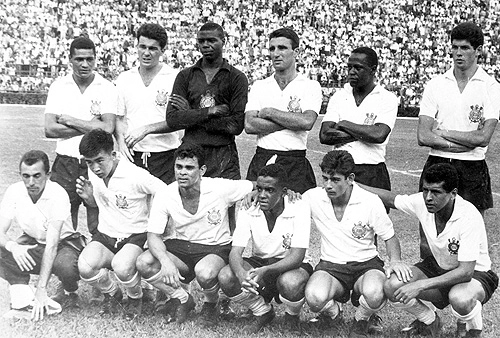 Lá pelos anos 60, não havia substituição no futebol, só do goleiro. Quando alguém se machucava, ia para a ponta-esquerda 