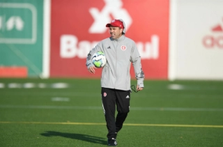 Eduardo Coudet tem opções para a zaga e lateral-direita. Foto: Ricardo Duarte/Internacional