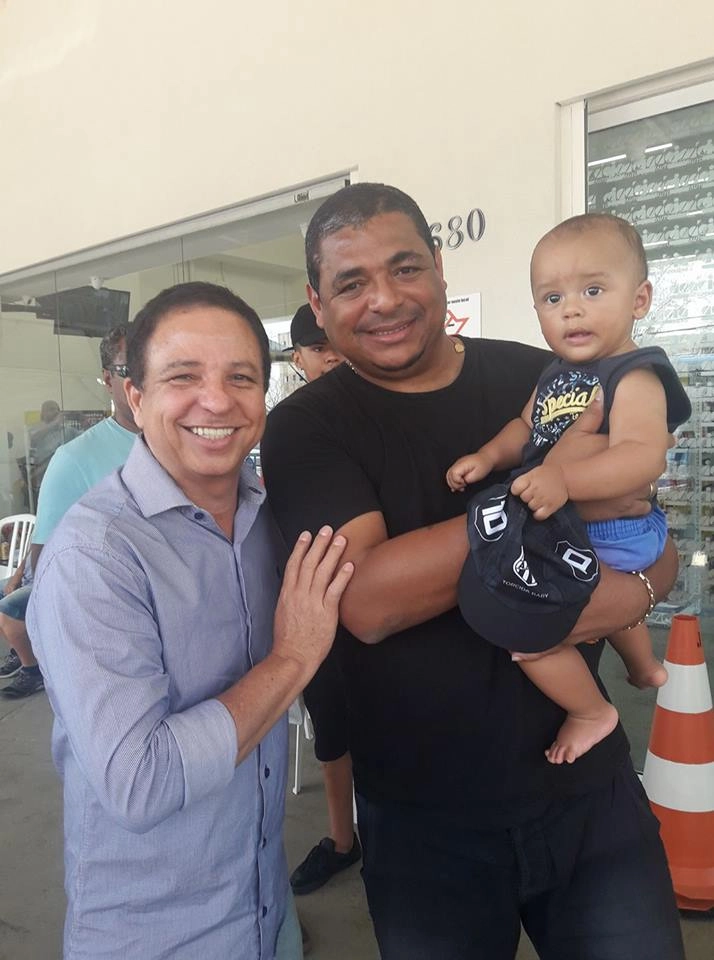 Carlos Batista, Vampeta e um pequeno fã em 09 de setembro de 2017, em estúdio da Rádio Bandeirantes de Campinas. Foto: arquivo pessoal de Carlos Batista