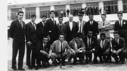 No aeroporto de Lisboa, em Portugal, a delegação do Corinthians posa para foto. Em pé: professor Teixeira, Rivellino, Marcos, Edson Cegonha, Gilson Porto, Geraldo José de Almeida, Galhardo, Flávio, Heitor e Geraldo. Agachados: massagista Toninho, Clóvis, o goleiro Marcial, Maciel, Ney e Eduardo.