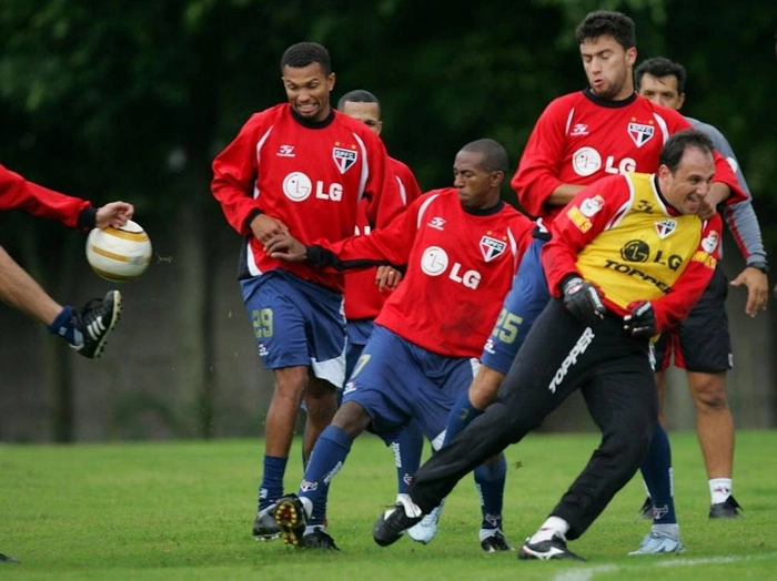 Da esquerda para a direita, Amoroso, Souza (ao fundo e encoberto), Mineiro, Alex, Milton Cruz (ao fundo e encoberto) e Rogério Ceni. Foto: UOL