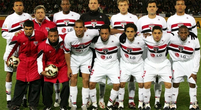 Em 2005, o São Paulo venceu a Copa Libertadores e ganhou o direito de disputar o Mundial de Clubes. Na decisão, diante do Liverpool, o time entrou em campo com: em pé, da esquerda para a direita, Amoroso, Fabão, Rogério Ceni, Lugano, Danilo e Edcarlos; agachados, da esquerda para a direita, Aloísio, Júnior, Josué, Cicinho e Mineiro. Foto: UOL 
