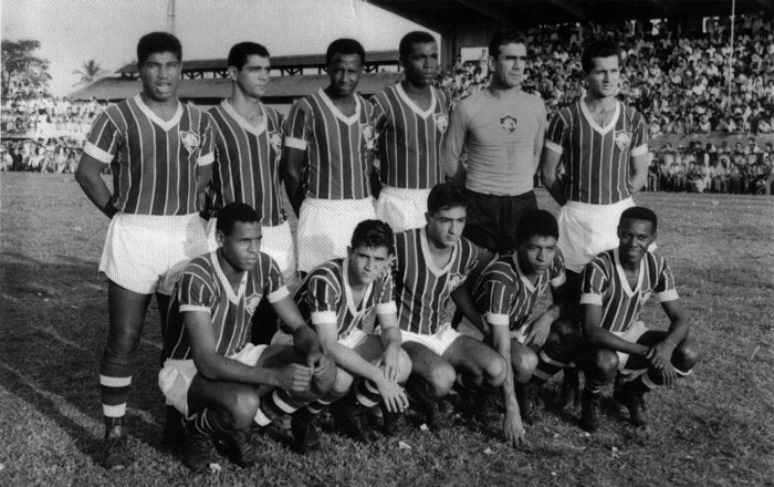 O Flu em 1964. Em pé, da esquerda para a direita: Jair Marinho, Laurício, Dari, Denilson, Castilho e Nonô. Agachados: Ubiraci, Gilson, João Márcio, Adilson e Escurinho.