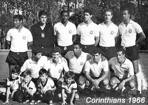 A foto foi tirada em Ourinhos, no interior de São Paulo. Em pé: Jair Marinho, Marcial, Ditão, Edson Cegonha, Clóvis e Maciel. Agachados: Marcos, Tales, Flávio, Rivellino e Nilson Bocão.