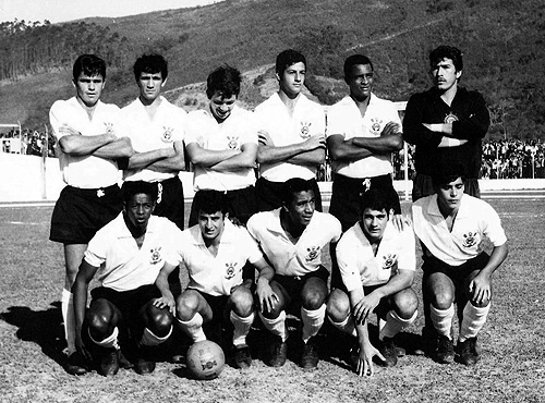 Em pé: Oswaldo Cunha, Carlos, Luis Américo, Luis Carlos Galter, Lidu e Diogo. Agachados: Paulo Borges, Adnan, Flávio Minuano, Rivellino e Eduardo