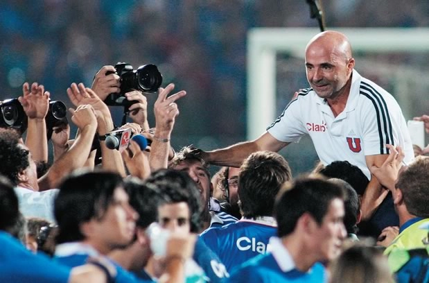 Sampaoli, à direita, é carregado após a conquista da Copa Sul-Americana de 2011. Foto: Placar