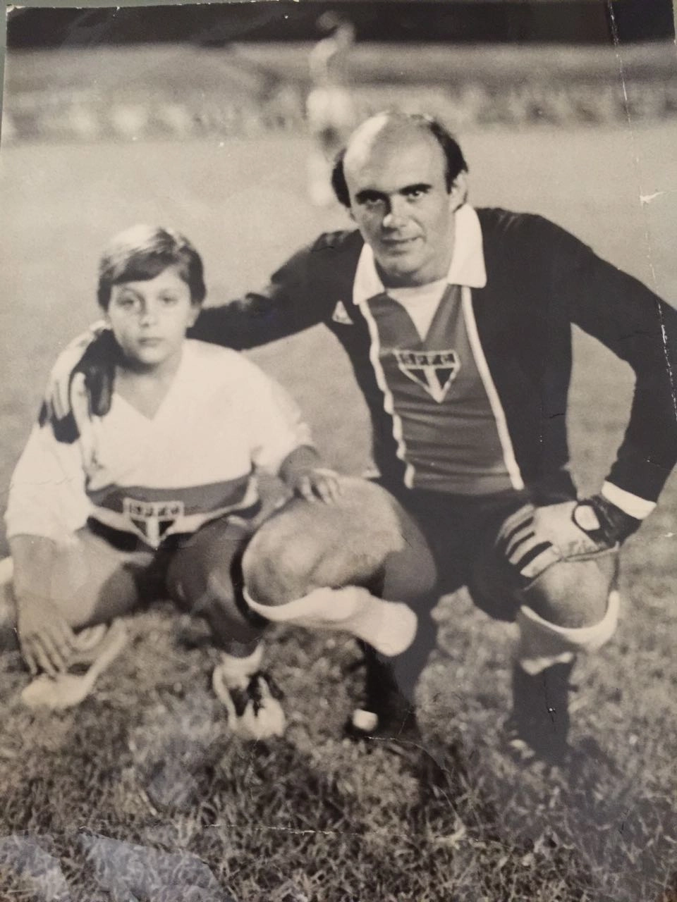 Waldir Peres, ex-goleiro do São Paulo na época, no gramado do Morumbi, posando com um fã mirim. Quem seria o garotinho? Foto enviada por Tico Cassolla