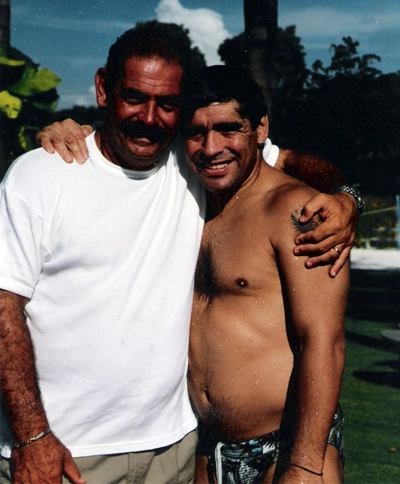 Maradona, bem à vontade, com o amigo Rivellino em foto de 1998