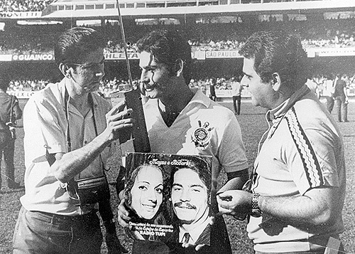 Vitor Moran, Rivellino e Lucas Neto, em 1970: a Rádio Tupi homenageou o Reizinho pelo seu casamento.