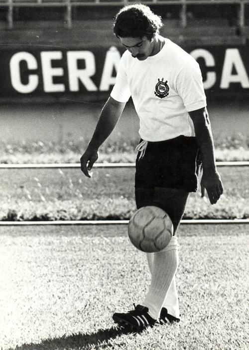 No Morumbi, Rivellino controla a bola. Habilidade herdada do futebol de salão