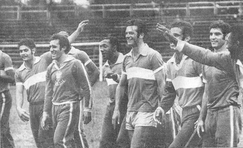 Treino do Brasil em 69. Na foto, Rivellino deixava crescer seu primeiro bigodão e Joel Camargo, o açucareiro, está atrás do braço esquerdo do Reizinho do Parque. Toninho Guerreiro, Paulo César Caju, Scala, Brito, Rildo e Pelé sorriem felizes da vida