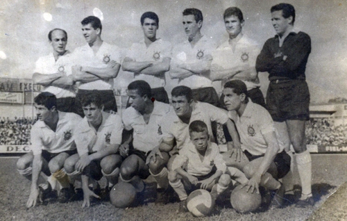 Corinthians em campo no Morumbi no dia 18 de julho de 1965. Naquela tarde, o Timão bateu o São Paulo por 2 a 1 pelo Campeonato Paulista. José Teixeira de Carvalho apitou. Prado abriu o placar para os donos da casa mas Flávio marcou duas vezes e decretou a virada alvinegra. Temos em pé, da esquerda para a direita, Dino, Galhardo, Edson Cegonha, Clóvis, Eduardo e Heitor; agachados vemos Marcos, Rivellino, Flávio, Airton e Geraldo José.

