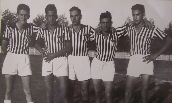 Seleção de Pindamonhangaba, final dos anos 40. Da esquerda para a direita, Zito é o segundo e seu irmão Caraca é o quarto. Foto enviada por Francisco Paula