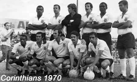 Foto tirada no Parque São Jorge no dia 06 de setembro de 1970. Naquele domingo, o Corinthians bateu a Ferroviária por 2 a 0 com gols de Suingue e Benê, um em cada tempo. Oito mil pessoas estiveram no estádio. O jogo foi arbitrado por Dulcídio Wanderley Boschillia. Em pé estão Ditão, Pedrinho, Ado, Luis Carlos, Miranda e Suingue; agachados vemos Ivair, Buião, Célio, Rivellino e Tião. O repórter atrás de Ivair é o querido e saudoso Osvaldo dos Santos, de passagens marcantes pela rádio Bandeirantes e pelo jornal 