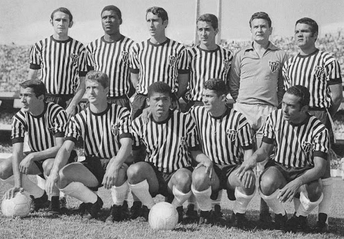 Equipe do Atlético-MG no Morumbi em 21 de setembro de 1969. O Galo venceu o São Paulo por 5 a 2. Em pé, da esquerda para a direita: Normandes, Humberto Monteiro, Grapete, Vanderlei Paiva, Mussula e Cincunegui. Agachados. Ronaldo Drummond, Oldair, Dario Vaguinho e Tião Rocha. Foto enviada por Walter Roberto Peres