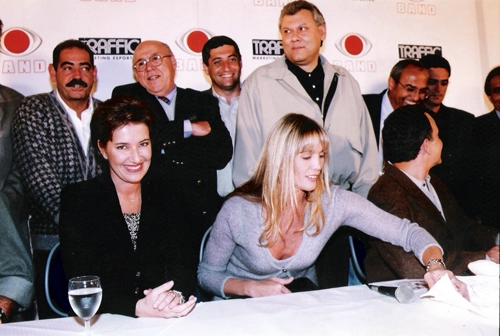 Outra foto de Marcos Mendes com a equipe de esportes da Band em 1999. Sentados: Silvia Vinhas, Hortência e Fernando Vannucci. Em pé: Rivellino, Orlando Duarte, Antonio Petrin, Milton Neves, Luis Ceará, Fernando Fernandes e Alexandre Santos