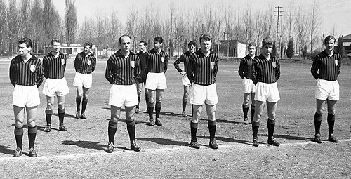 A foto de Celso Battaia é sensacional: Dino está ao lado de Mazzola. O loiro Trapattoni é o segundo à esquerda e o lateral David é o terceiro, ao fundo. Rivera é o quarto à frente, depois de Mazzola. E Maldini está à frente do goleiro Ghezzi. A relação completa dos jogadores é a seguinte: na fila da frente vemos os atacantes Donova, Dino Sani, Mazzola, Rivera e Barison; na fila do meio estão Trapattoni, Maldini e Pelagalli; atrás estão David, Ghezzi e Radice. Fala Dino Sani: 