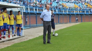 Técnico Rogério Ceni comanda o Fortaleza durante partida