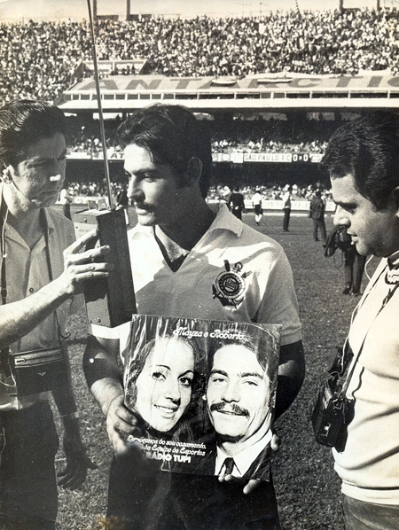 Vitor Moran, Rivellino e Lucas Neto: o Reizinho tinha se casado, em 1970, e ganhou um presente da Rádio Tupi: a foto de seu casamento com Maisa. O casamento acabou em 1999.