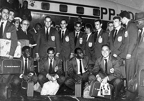 E olha aí o Brasil embarcando rumo à conquista de nossa primeira Copa: Paulo Machado de Carvalho (o terceiro à esquerda), Dr. Hilton Gosling, Dino Sani, Zito, Dida, Pepe, De Sordi, Mazzola, Mauro e Mário Américo. Agachados: Moacir, Oreco, roupeiro Luisão e o dentista, Dr. Mário Trigo