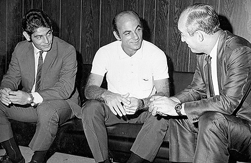 O menino Rivellino, Dino Sani e João Mendonça Falcão, em 1964: a Federação Paulista de Futebol ajudou a repatriar o brasileiro que foi esnobado pelo São Paulo, seu ex-clube.