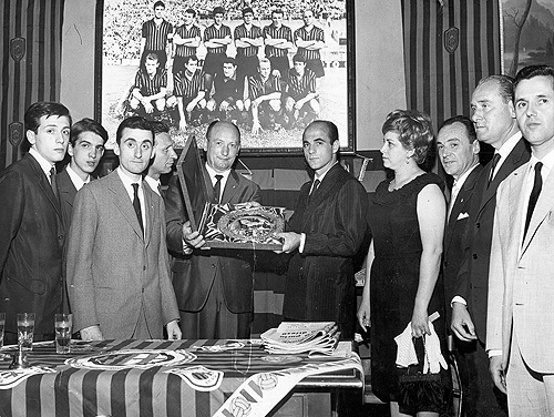 Na foto, de Celso Battaia, mais uma homenagem a Dino Sani, conhecido também como Il Signore Sani. Na parede, o Milan campeão europeu de 1963. Em pé vemos Maldini, David, Rivera, Mora, Mazzola e Dino; agachados estão Pelagalli, Trebbi, Balzarini, Trapattoni e Amarildo