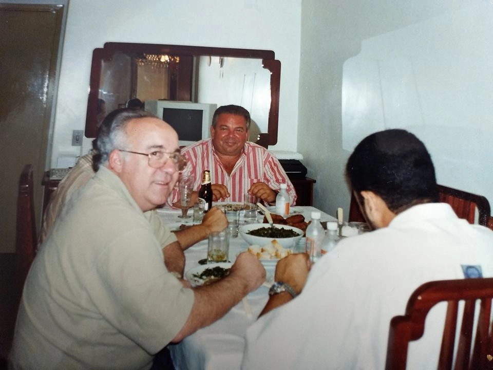 Jantar na casa de Tat&aacute; Muniz em 1996. Tat&aacute; est&aacute; de costas, ao lado de Tost&atilde;o e, ao fundo, Luciano do Valle. Foto: arquivo pessoal de Tat&aacute; Muniz