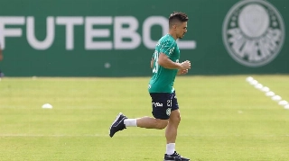 Quatro meses após cirurgia, atacante palmeirense já bate na bola e cita paciência