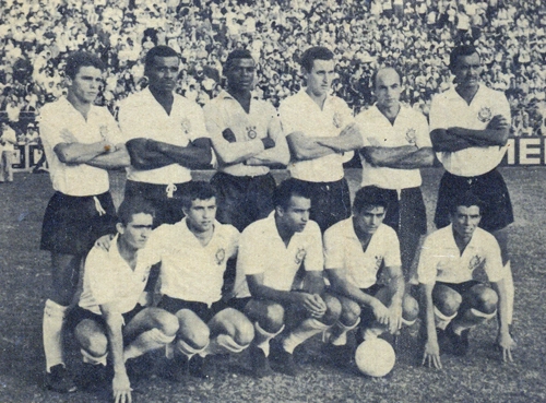 - O Corinthians em mais um jogo disputado durante o longo jejum de 22 anos sem títulos paulistas. Em pé Oswaldo Cunha, Ditão, Barbosinha, Clóvis, Dino e Maciel; agachados Bataglia, Prado, Silvio Major, Rivellino e Gílson Porto