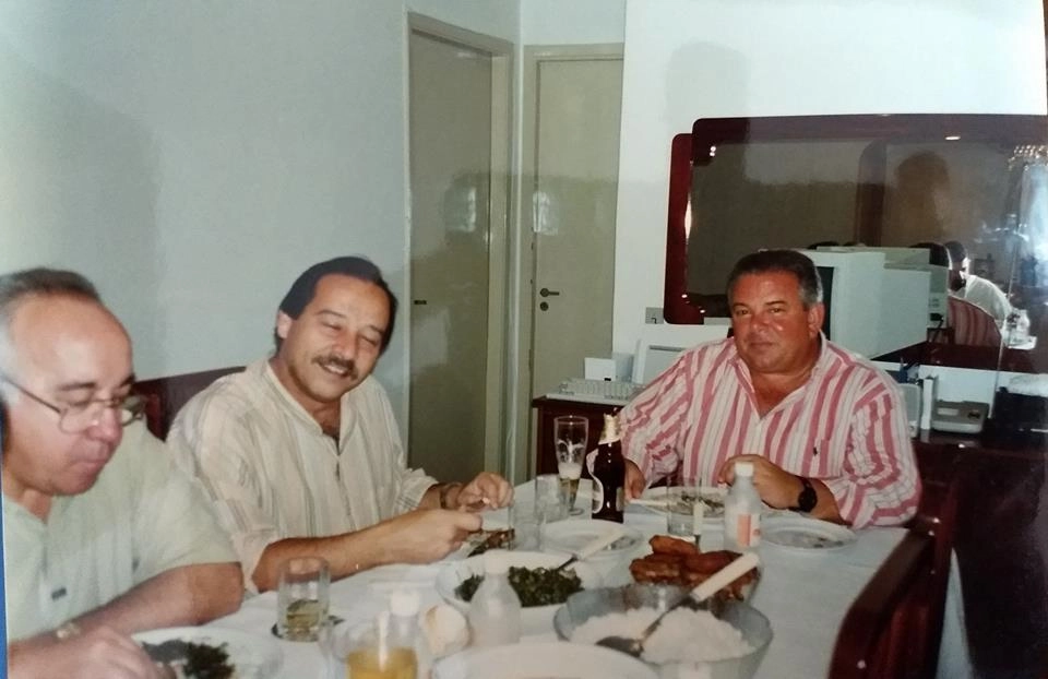 Tost&atilde;o, Percope e Luciano do Valle em 1996 durante jantar na casa de Tat&aacute; Muniz. Foto: arquivo pessoal de Tat&aacute; Muniz