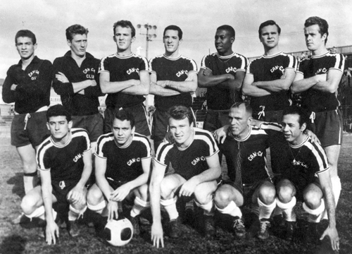 O Can-Can, famoso time de várzea paulistano, contava com muitos craques em jogos festivos nos anos 60. Agachados: um ponta-direita não identificado, Fescina, Mazzola, Jair Rosa Pinto e Tite.