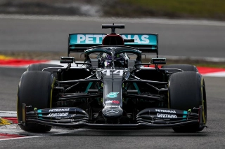 Britânico ganhou o GP de Eifel e agora soma 91 vitórias. Foto: Mercedes-AMG F1