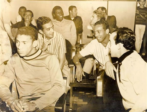 Apresentação dos jogadores convocados para a Seleção Mineira em 1968, na sede da Federação Mineira de Futebol. Aparecem na foto: Ferreira (ex-América-MG), Tostão, Amaury Horta, Tião, Dirceu Lopes, Humberto Monteiro e Procópio, (os demais jogadores não foram identificados). Foto envida por José Eustáquio