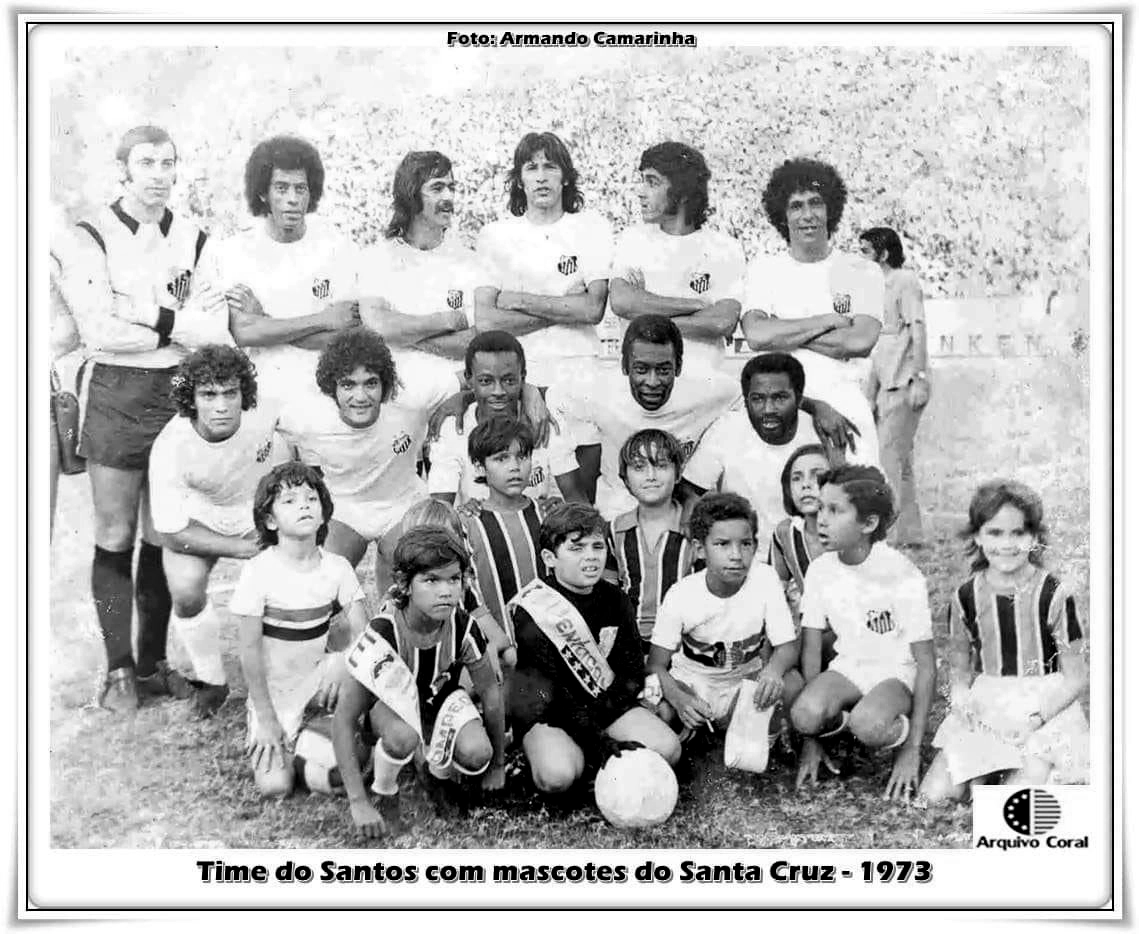 Em 7 de outubro de 1973, pelo Campeonato Brasileiro, jogando no Arruda, o Santa Cruz bateu o Santos por 3 a 2. Mas os mascotes do time pernambucano não resistiram e posaram na foto junto aos santistas. Em pé, da esquerda para a direita: Cejas, Carlos Alberto Torres, Vicente, Hermes, Clodoaldo e Zé Carlos. Agachados: Mazinho, Léo Oliveira, Eusébio, Pelé e Edu. O técnico do Peixe era Pepe. Foto: Armando Camarinho/Acervo do Santa Cruz