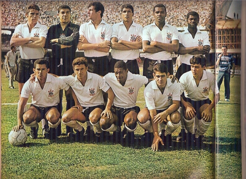 Foto do dia 06 de Outubro de 1968, quando o Corinthians perdeu para o Santos no Morumbi por 2 a 1 pela Taça de Prata diante de 46 mil pagantes. Toninho e Pelé marcaram para o Peixe e Paulo Borges para o Timão. Vejam que o lateral-esquerdo é Vanderlei, que posteriormente jogaria no Cruzeiro. Os dois outros laterais esquerdos da época (Lidu e Edson Cegonha) estavam sem condições de jogo. Em pé estão Oswaldo Cunha, Lula, Luis Carlos, Dirceu Alves, Ditão e Vanderlei; agachados vemos Buião, Tales, Paulo Borges, Rivelino e Eduardo. O repórter à direita da foto é o querido Geraldo Blota