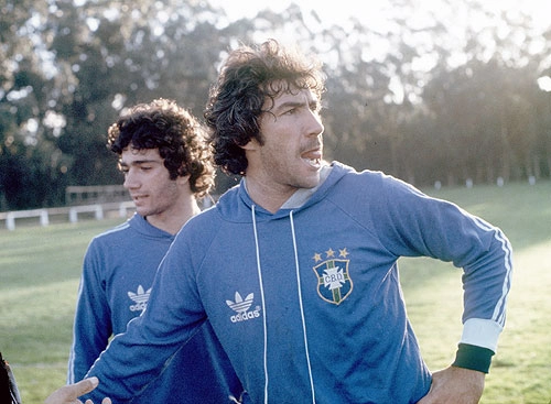 O técnico da Seleção Brasileira na Copa de 1978 Cláudio Coutinho, simplesmente preteriu Paulo Roberto Falcão e convocou Chicão. Na imagem você vê o volante se aquecendo para um treinamento ao lado do ponta-esquerda Zé Sérgio.