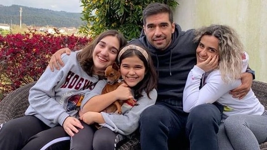 Em março de 2021, curtindo férias ao lado da esposa Ana Xavier e das duas filhas em Portugal. Foto: Instagram/Abel Ferreira