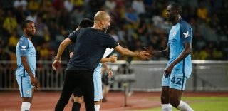 Yaya Touré tem que se desculpar para voltar a jogar no City, diz Guardiola