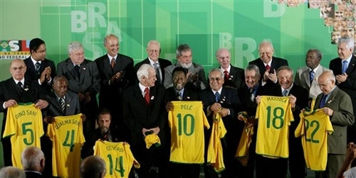 No dia 26 de junho de 2008, o Presidente da República, Lula, recebeu os jogadores campeões mundiais de 1958. Na foto da esquerda para à direita de cima para baixo: o Ministro dos esportes, Orlando Silva, o presidente da CBF, Ricardo Teixeira, o governador do Distrito Federal, José Roberto Arruda, o ex-presidente da CBD, João Havelange, o Presidente Lula,o único tetra campeão mundial pela Seleção Brasileira, Zagallo, o vice-presidente da república, José Alencar, o ex-meia Moacir, o presidente da Câmara dos deputados, Arlindo Chinaglia. Na segunda fileira estão: o ex-volante Dino Sani,o ex-lateral Djalma Santos,De Sordi, tiular de 58, no início da Copa, o capitão Bellini, o Rei Pelé, o ex-volante Zito, o ex-zagueiro Orlando, o ex-atacante Mazzola e o ex-ponta-esquerda, Pepe.

Foto crédito: AFP/iG

